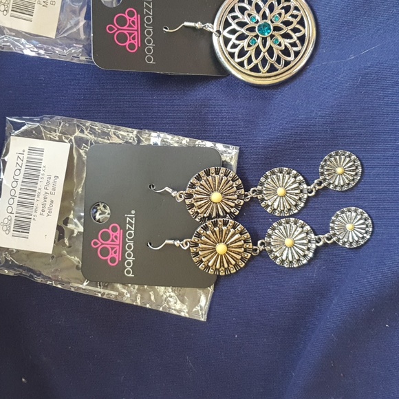 Paparazzi ear ring bundle - Picture 3 of 3